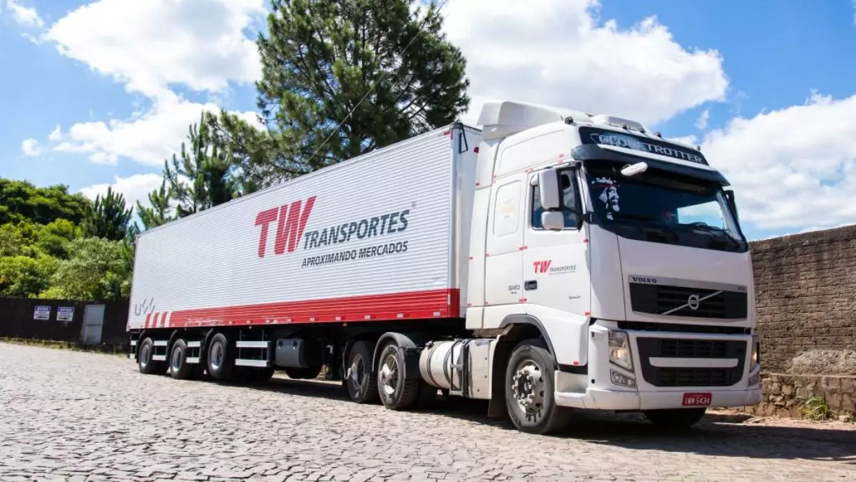 A foto mostra uma carreta da TW Transportes