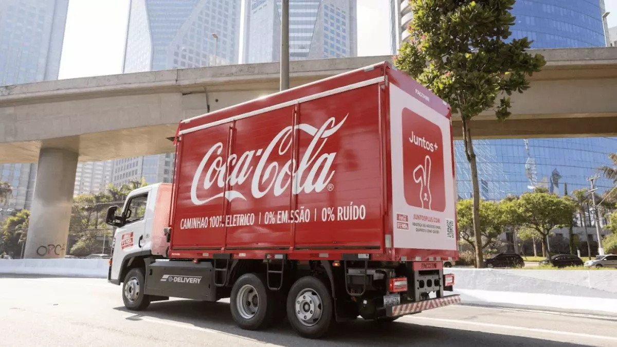 A foto mostra um caminhão da Coca-Cola-FEMSA