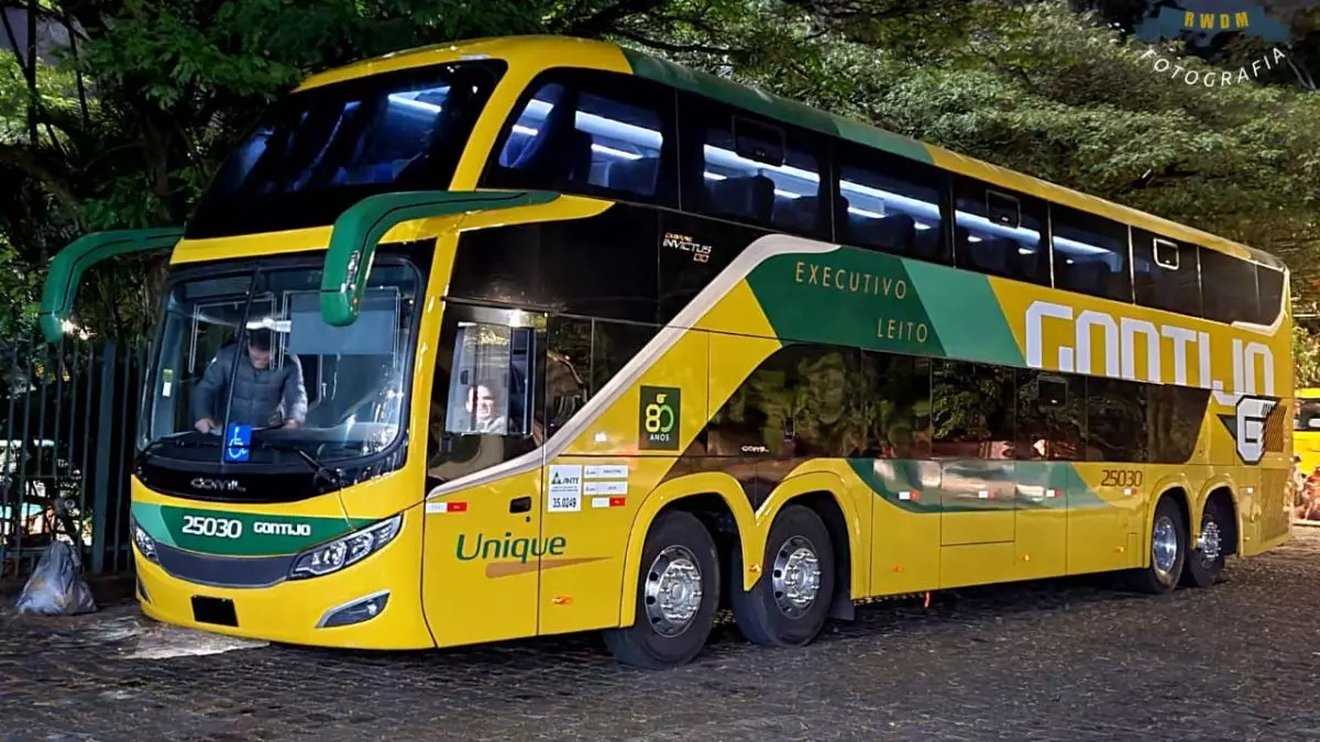 A foto mostra 1 ônibus da Gontijo