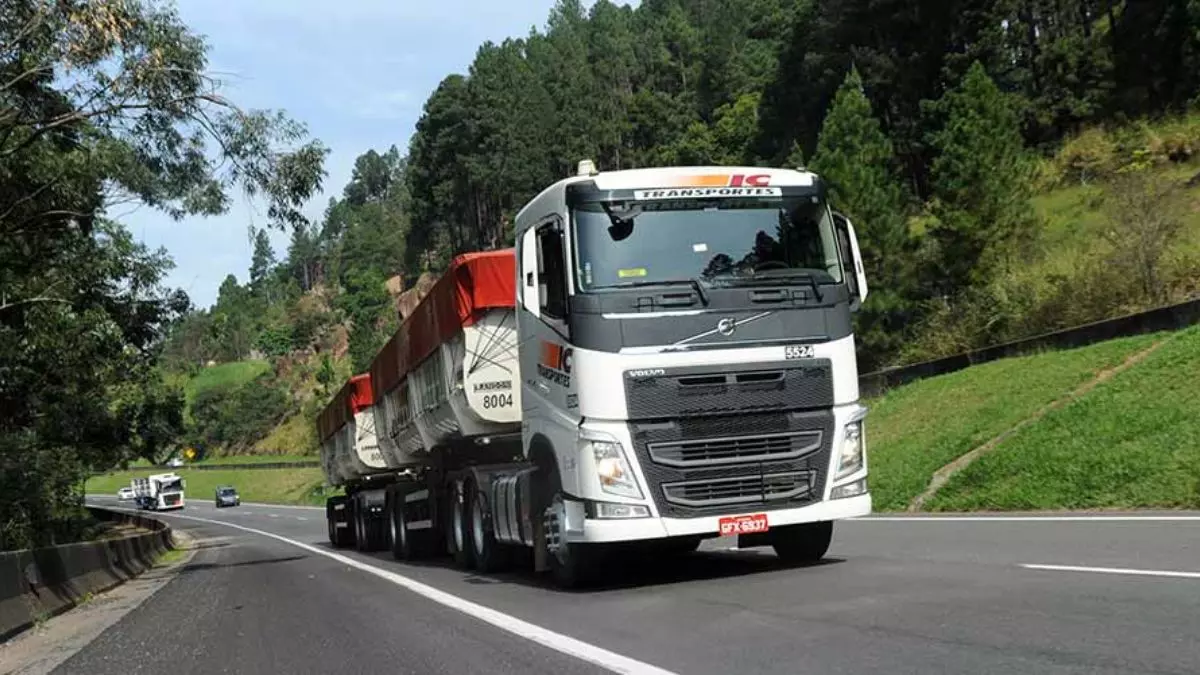 A foto mostra uma carreta da IC Transportes