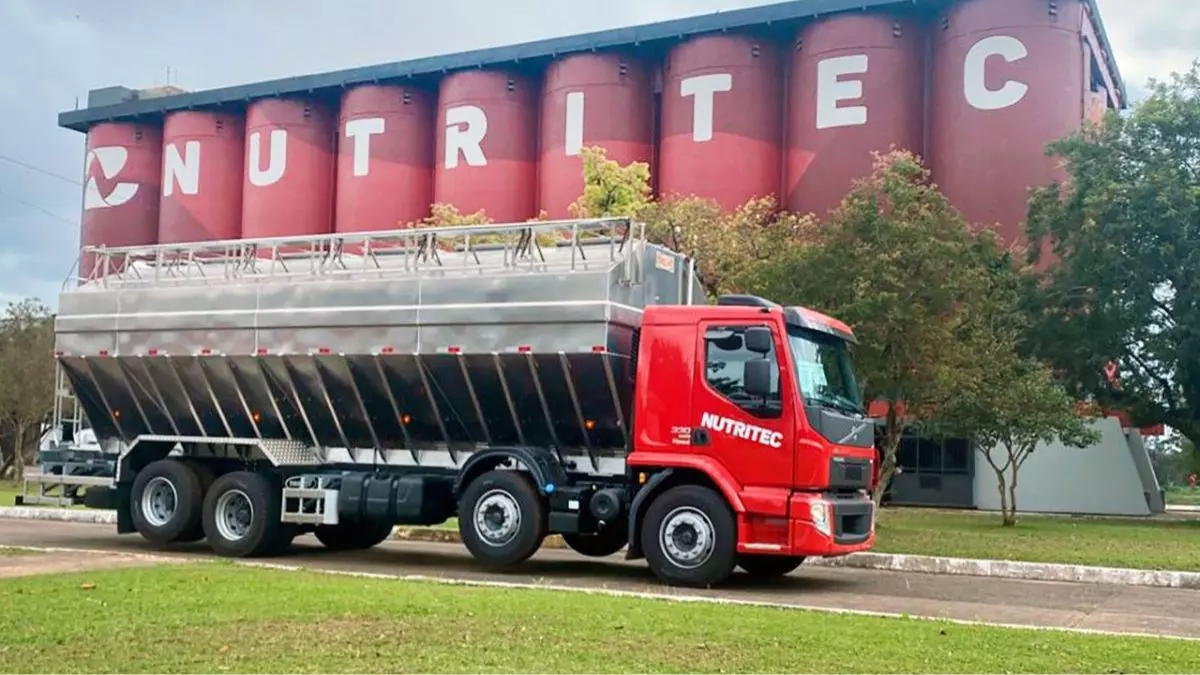 A foto mostra um caminhão bituck da Nutritec