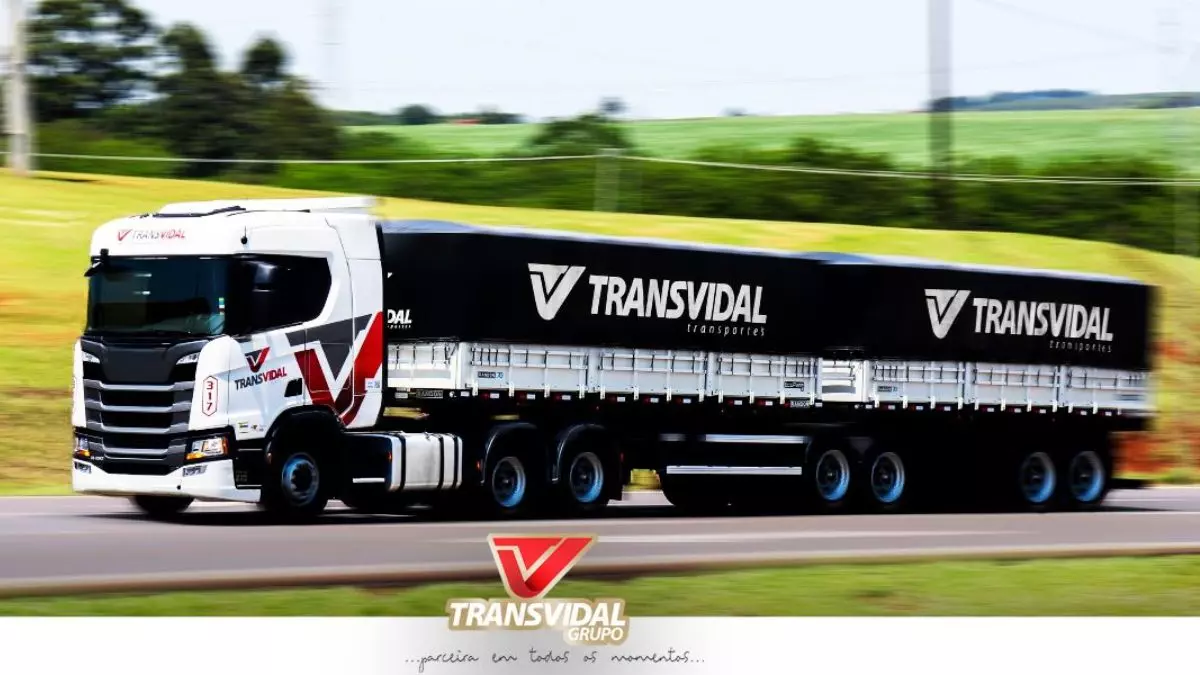 A foto mostra uma carreta do Grupo Transvidal