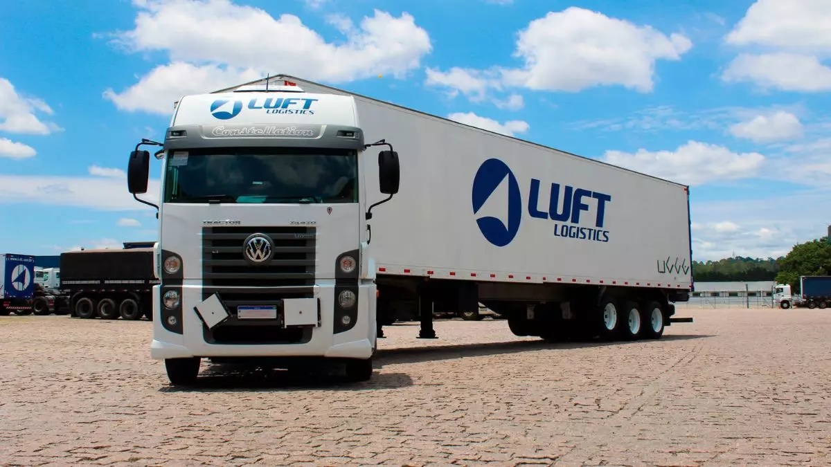 A foto mostra uma carreta da Luft Logistics