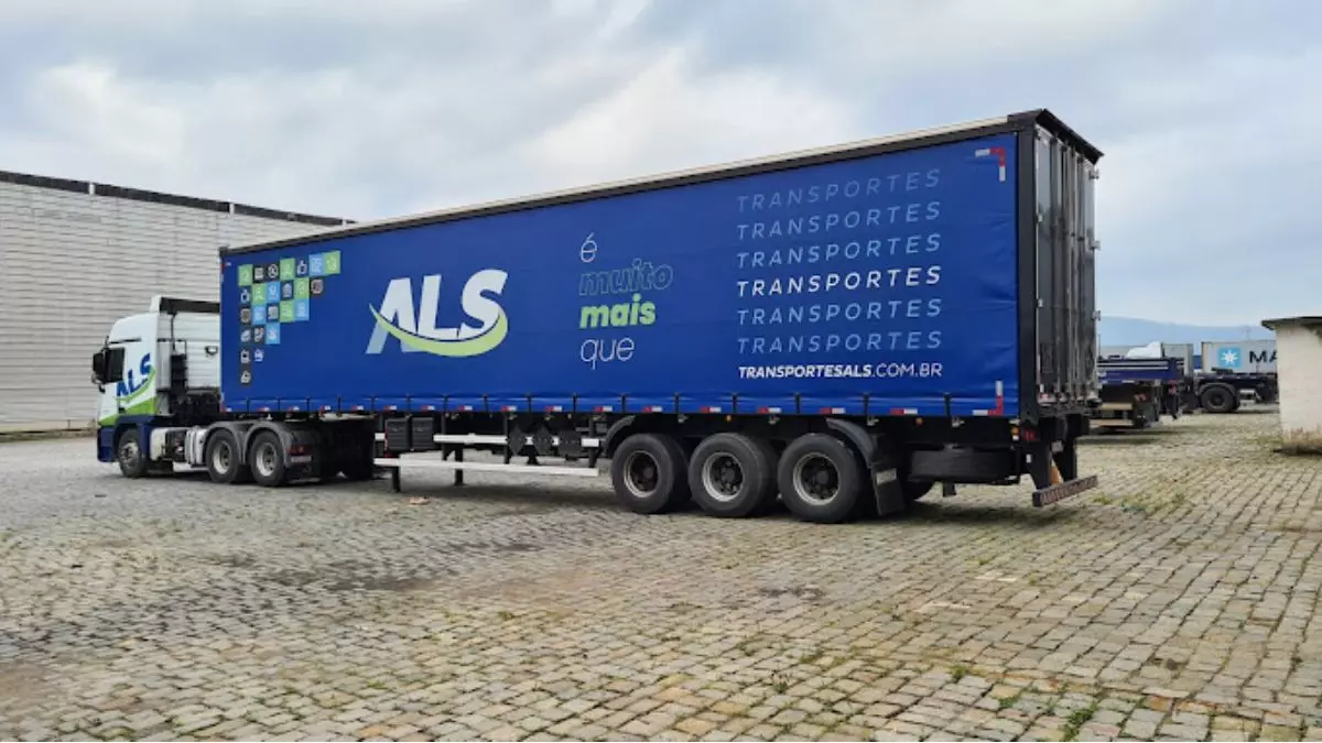 A foto mostra uma carreta da ALS Transportes