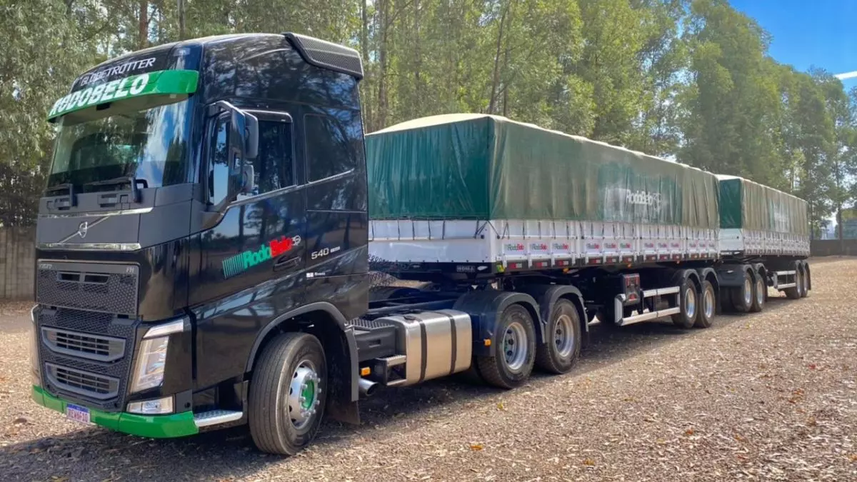 A foto mostra uma carreta graneleira da RodoBelo Transportes