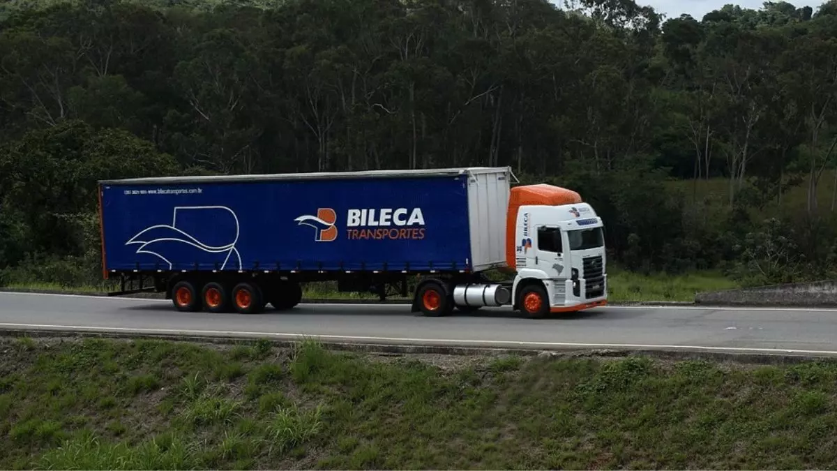 A foto mostra uma carreta da Bileca Transportes