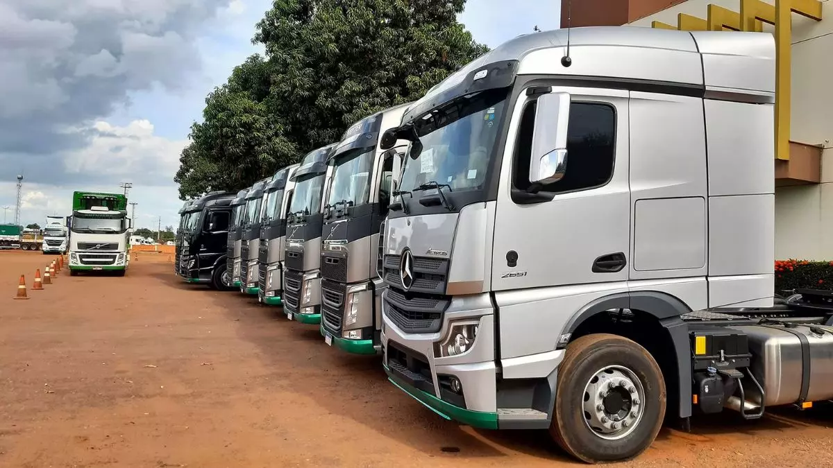 A foto mostra uma frota de caminhões e carretas do Grupo Botuverá