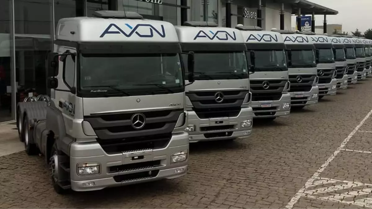 A foto mostra uma frota da Axon Transportes