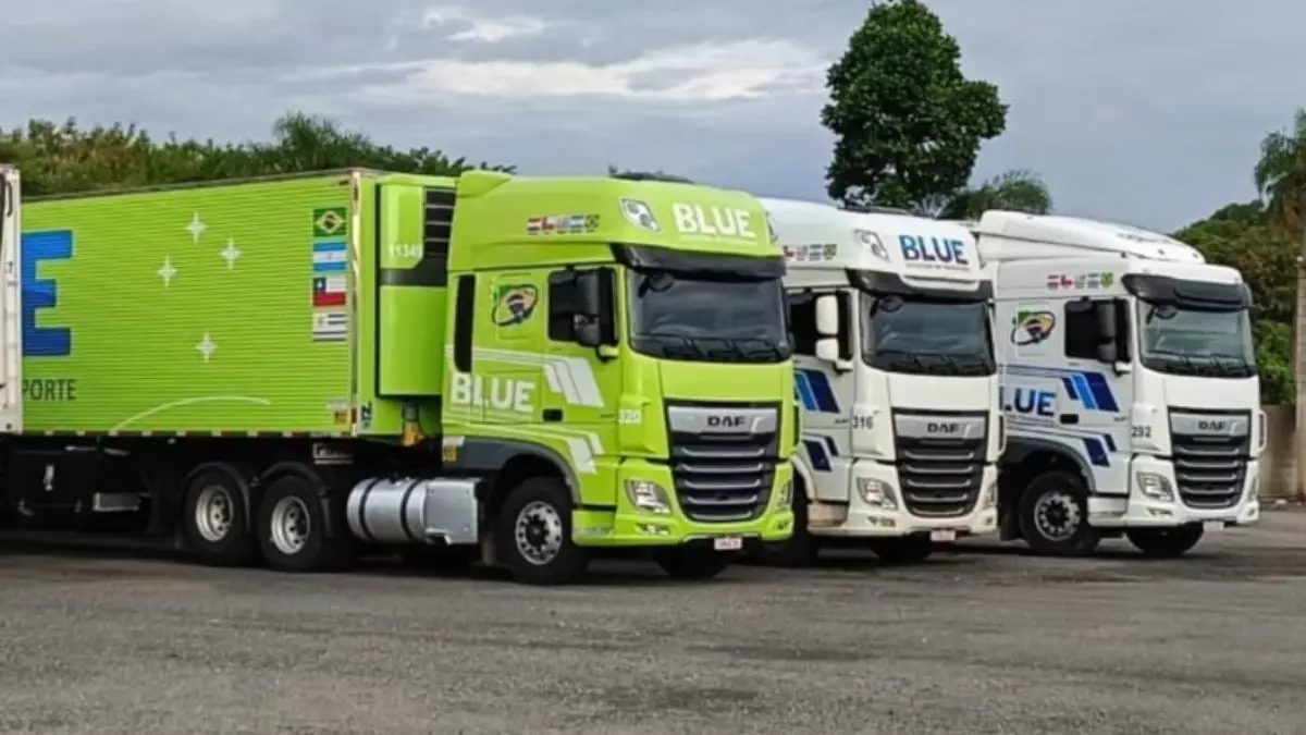 A foto mostra três carretas da Blue Transportes