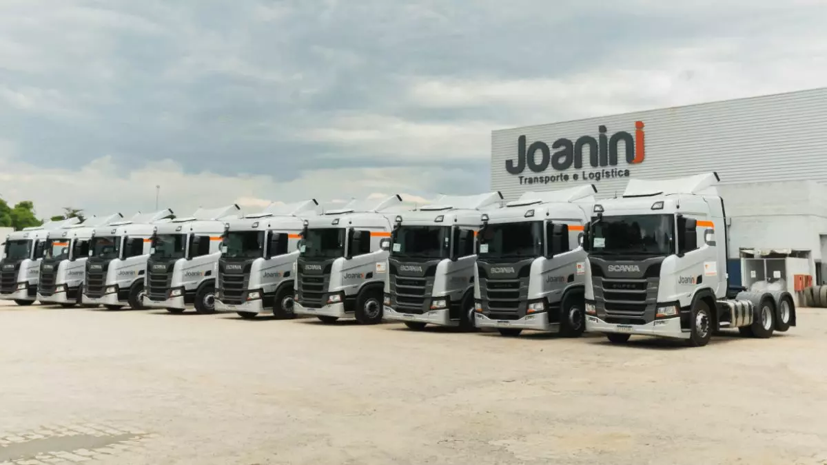 A foto mostra 10 caminhões novos da Joanini Transportes e Logística