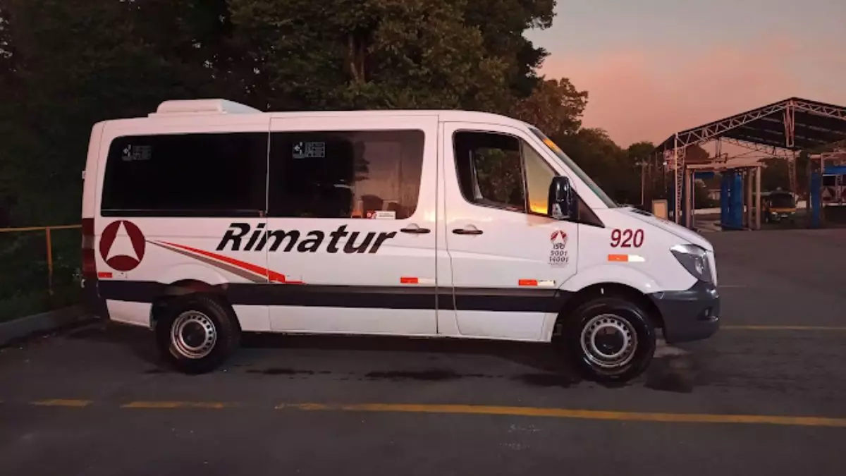 A foto mostra uma van da Rimatur Transportes