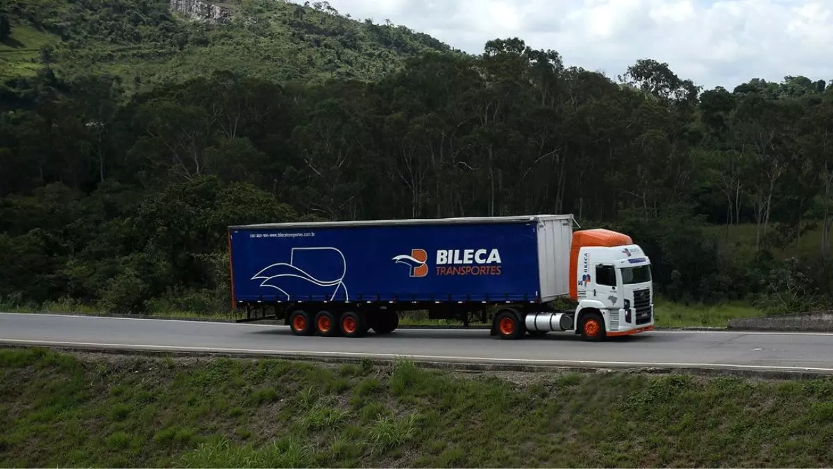 A foto mostra um caminhão da Bileca Transportes