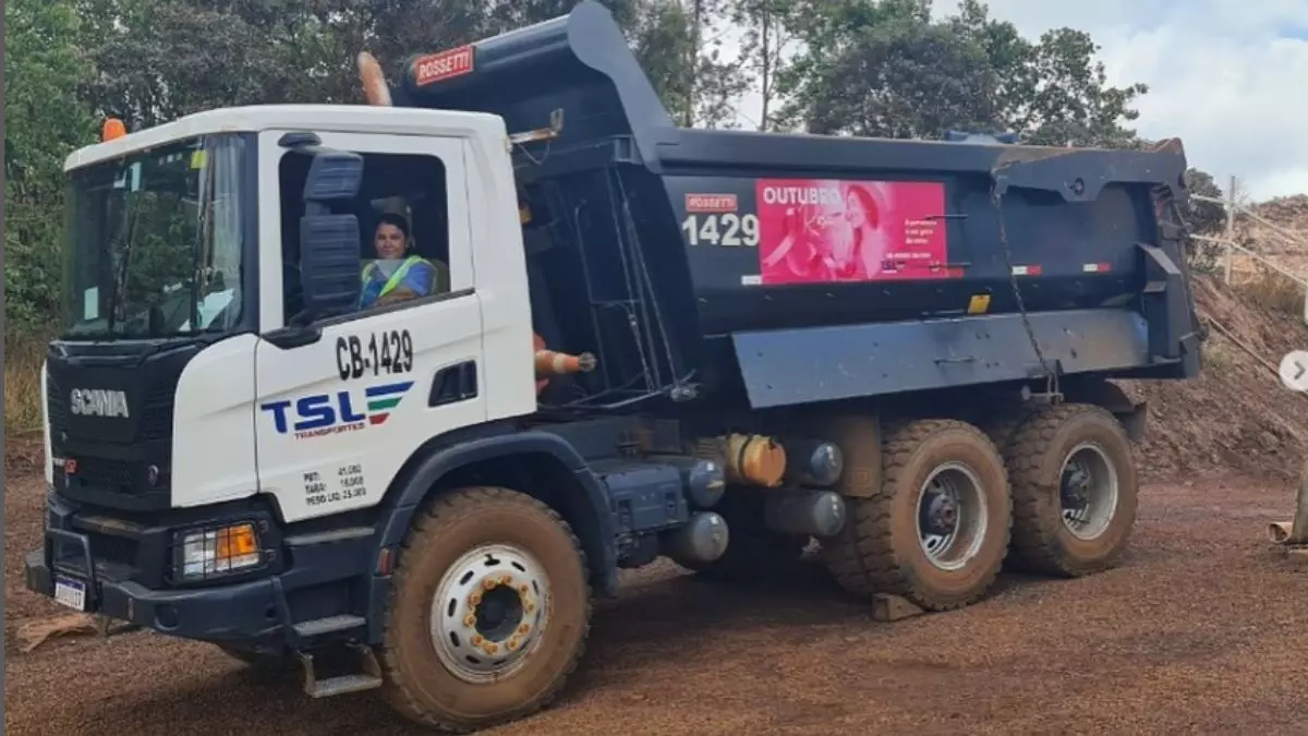 A foto mostra um caminhão traçado da TSL Transportes