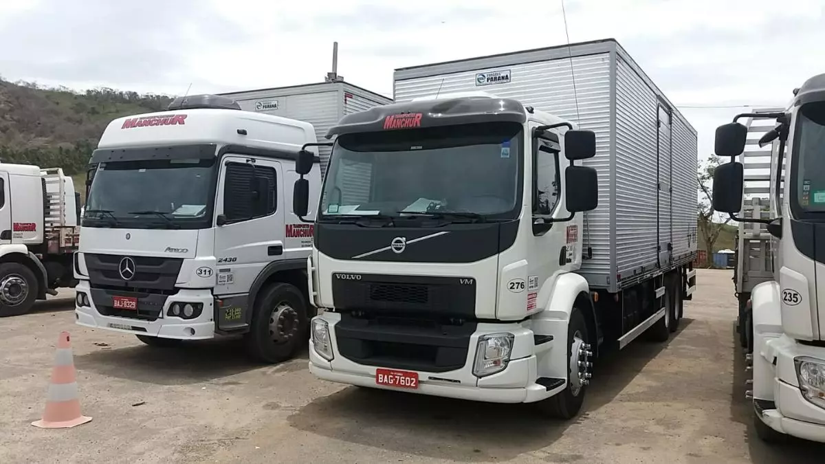 A foto mostra uma frota de caminhões da Transportes Manchur