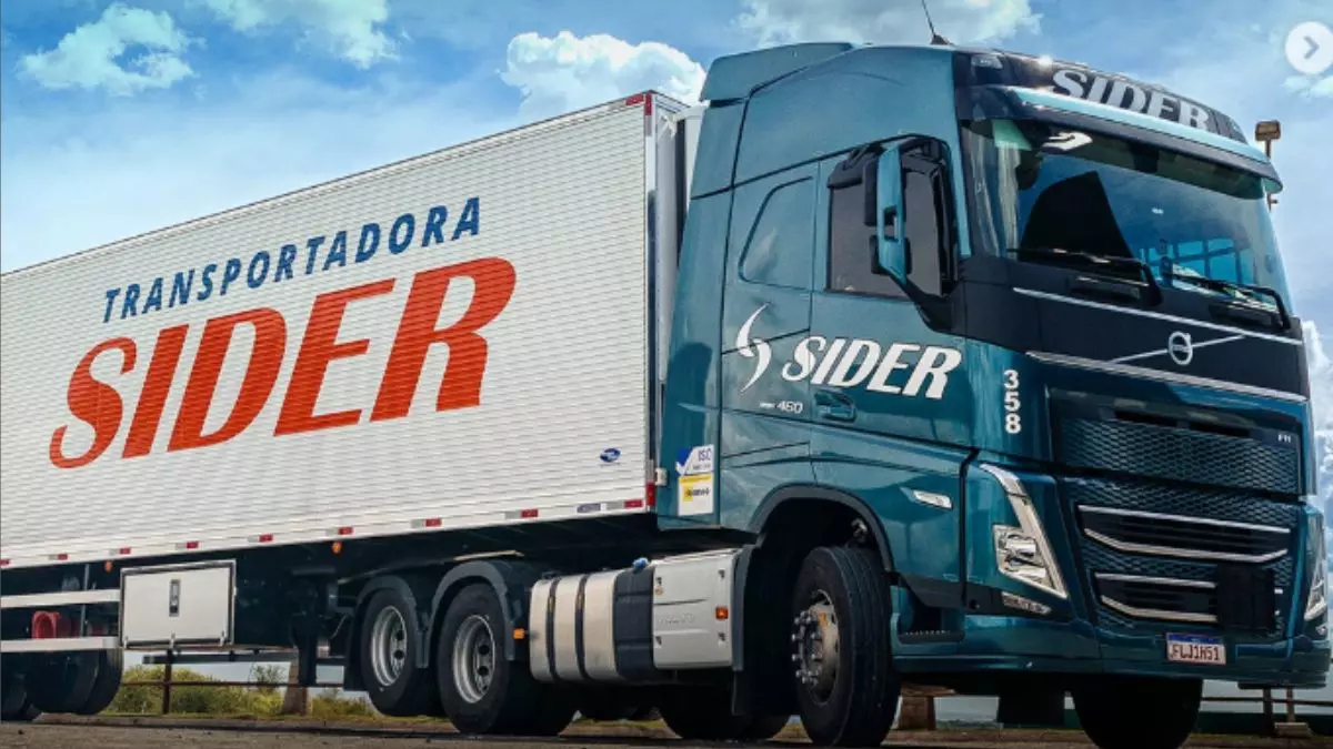 A foto mostra uma carreta da Transportadora Sider