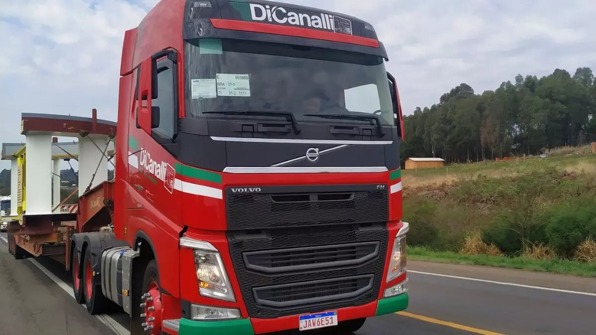 A foto mostra uma carreta da DiCanalli Logística e Transportes