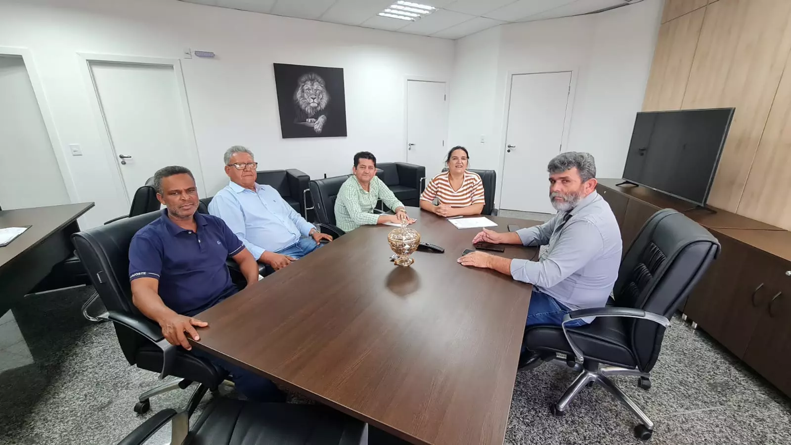 Prefeito e vereadores de Santa Luzia D'Oeste são recebidos no gabinete do deputado Jean Mendonça