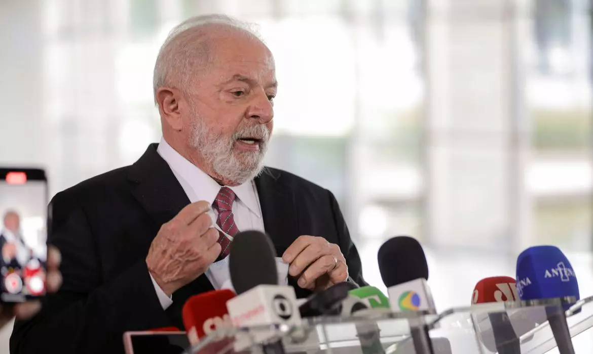 Lula deixa hospital em Brasília após cirurgia