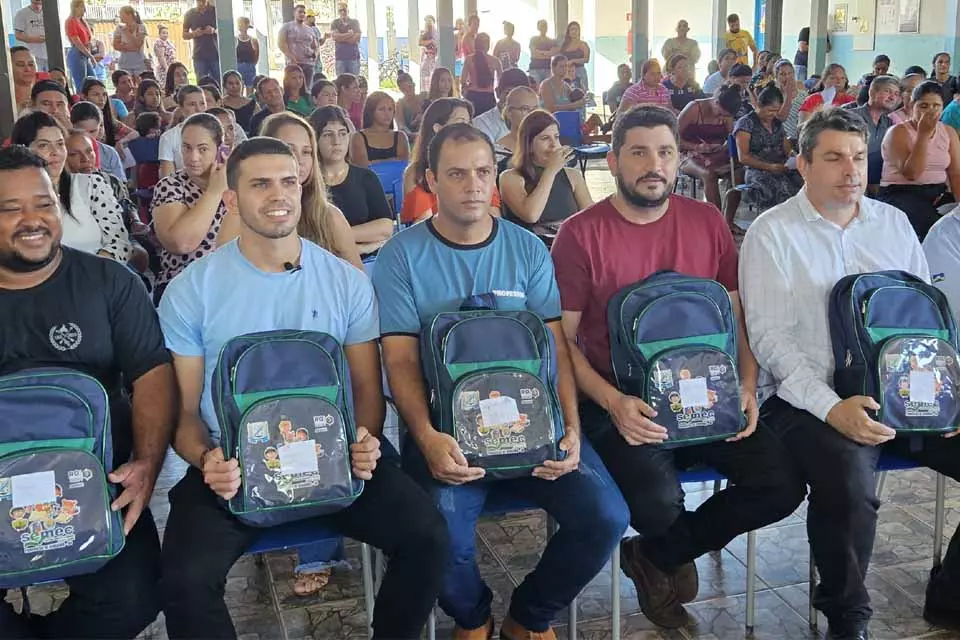 Deputado Jean Mendonça entrega kits escolares em Primavera de Rondônia