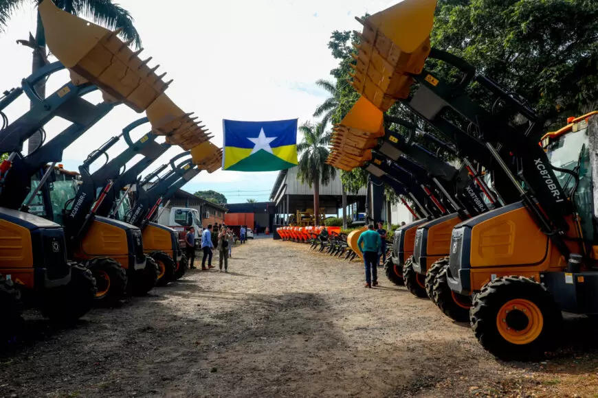 Governo de RO entrega equipamentos agrícolas e de infraestrutura para diversas prefeituras