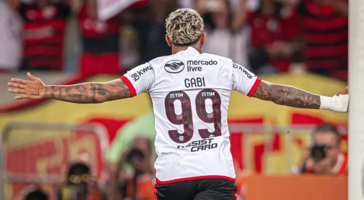 Flamengo aplica 6 a 1 no Vasco e vira líder provisório do Brasileirão