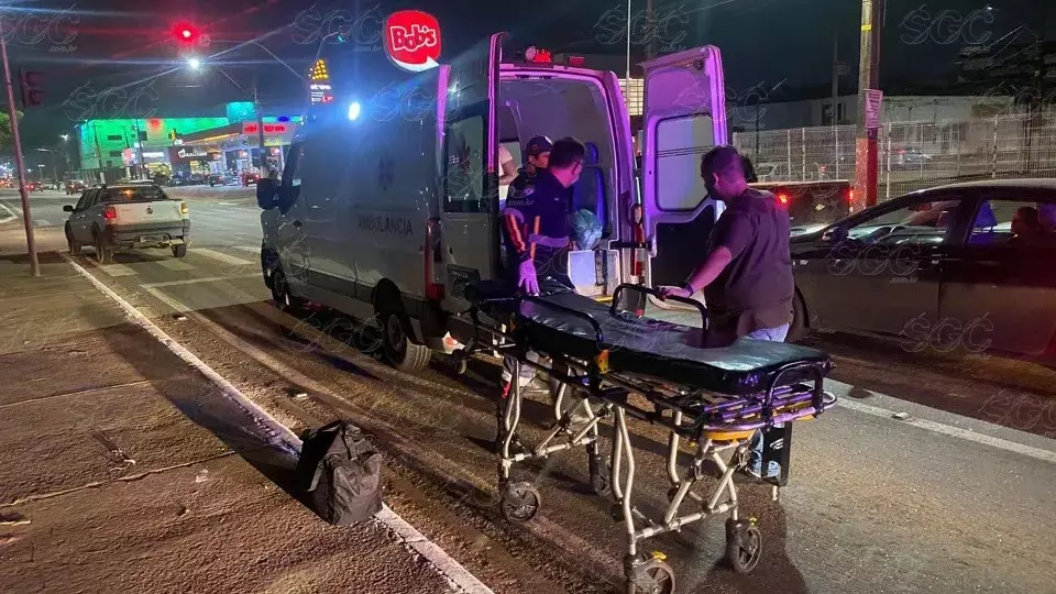 Ambulância que transportava paciente para hospital se envolve em acidente, na Jorge Teixeira