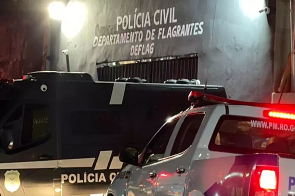 Mulher é presa por agredir marido na frente de policiais na zona Leste