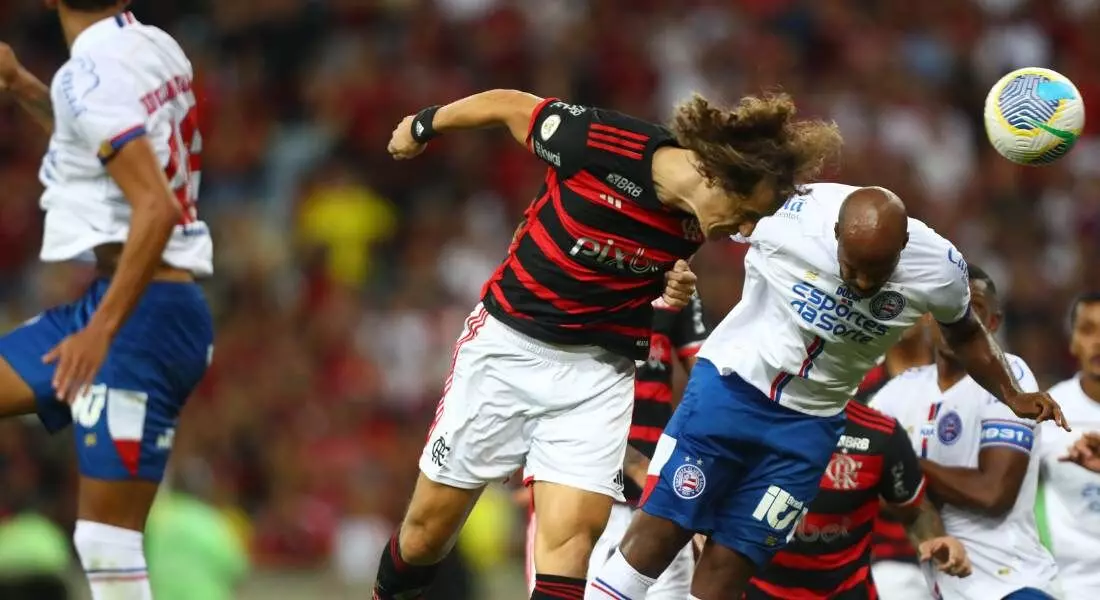 Flamengo arranca vitória sobre o Bahia para liderar o Brasileiro