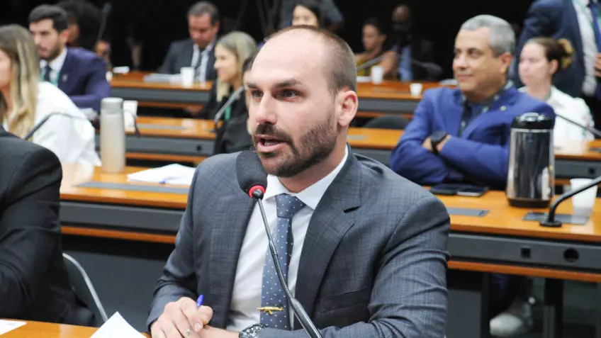 PF está se dobrando aos gostos de Moraes, diz Eduardo Bolsonaro