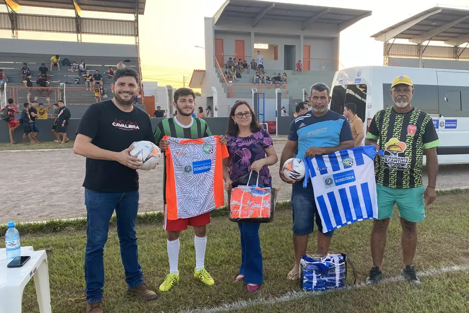 Deputado Jean Mendonça acompanhado da prefeita Lisete Marth entrega kits esportivos em Cerejeiras