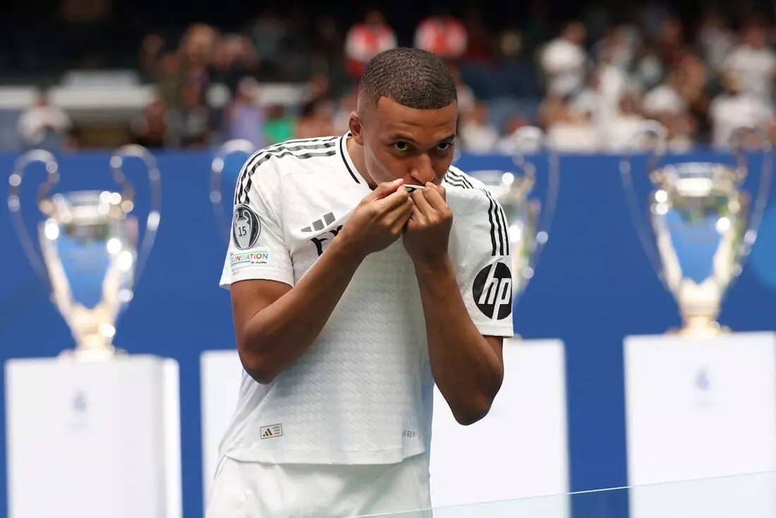 Mbappé copia gesto de Cristiano Ronaldo ao ser apresentado no Real Madrid no Bernabéu lotado