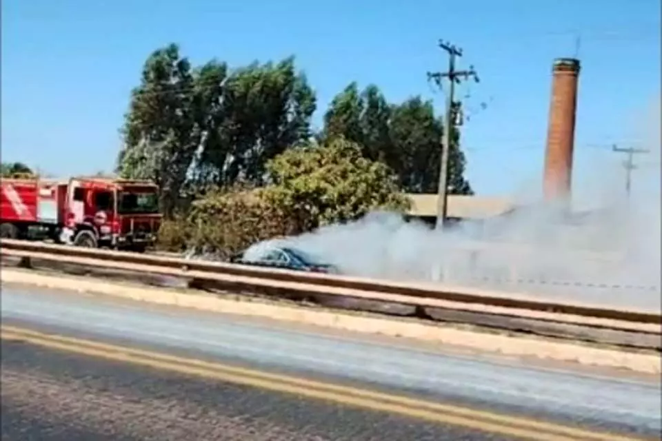 Carro é incendiado por populares após atropelamento fatal de ciclista