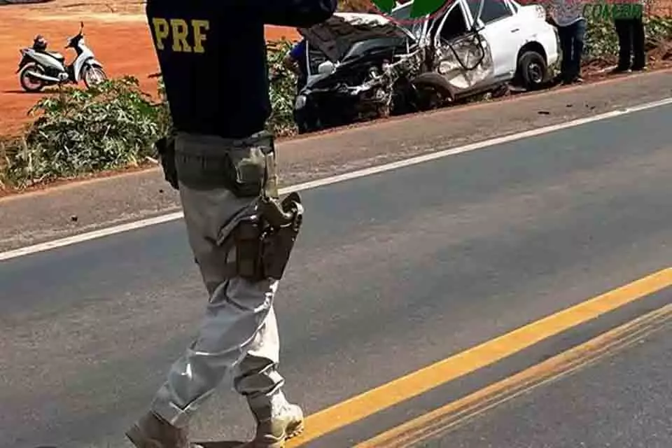 Colisão entre carro e carreta na BR-364 mobiliza bombeiros e PRF