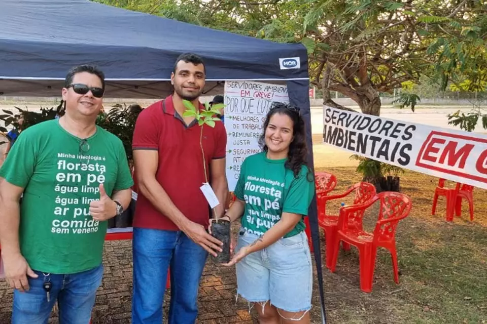 SINDSEF-RO: Grevistas do Ibama e ICMBio distribuem mais de 100 mudas de plantas para população