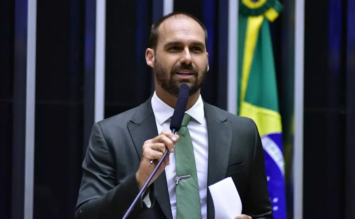 AGU planeja notificar o X para remover vídeo falso de Amorim postado por Eduardo Bolsonaro