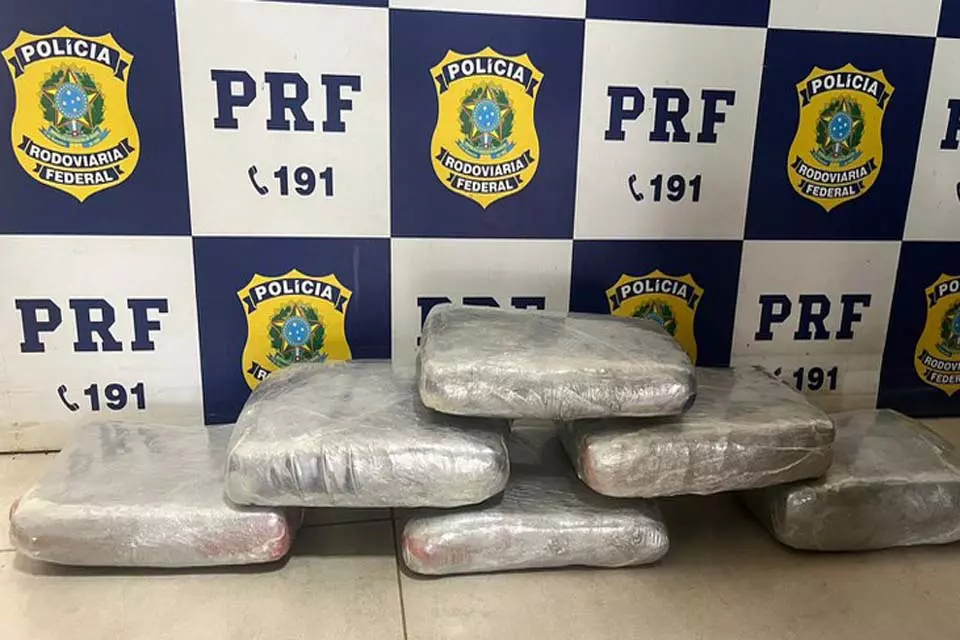 PRF detém mulher em ônibus por tráfico de drogas em Ji-Paraná