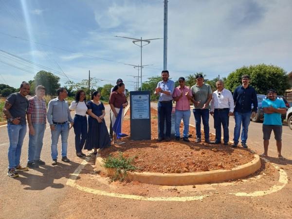 Prefeito Maninho entrega obra de iluminação pública em avenida do município