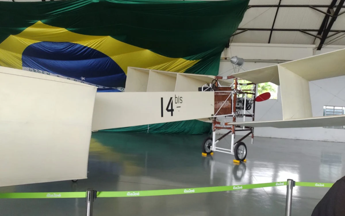 Com presença da Petit Dumont, Museu Aeroespacial encanta público em homenagem a Santos Dumont