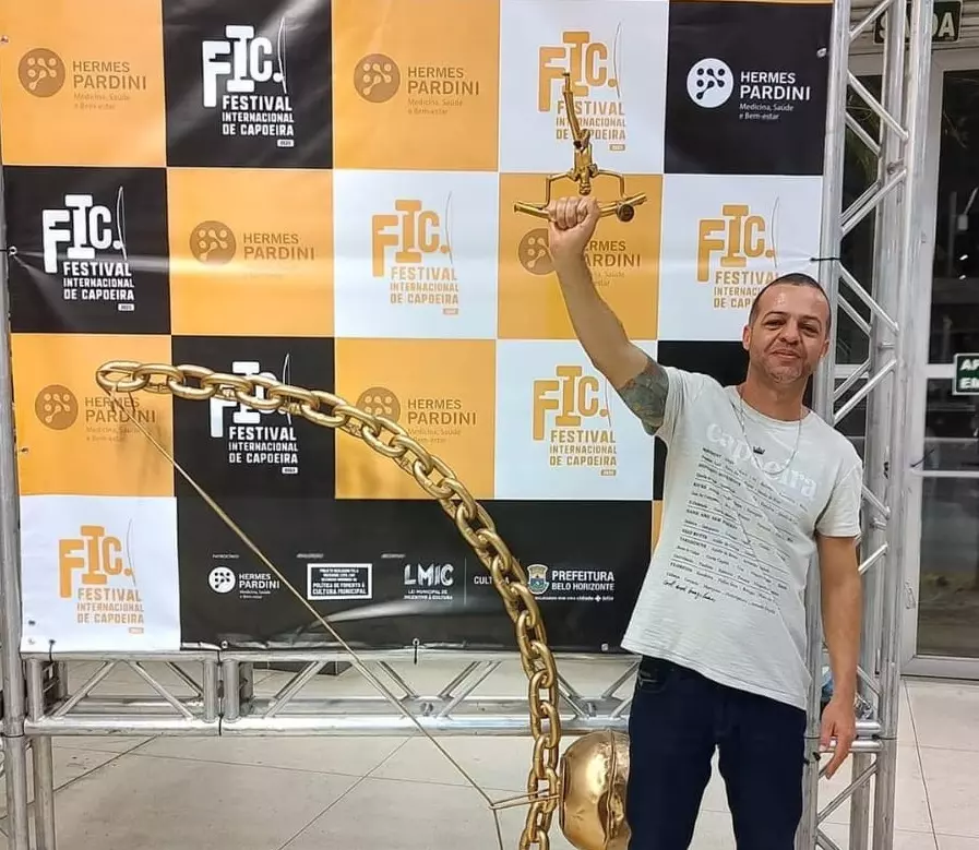 Instrutor Rafael Macedo, o Sid, é referência no trabalho com capoeira infantil