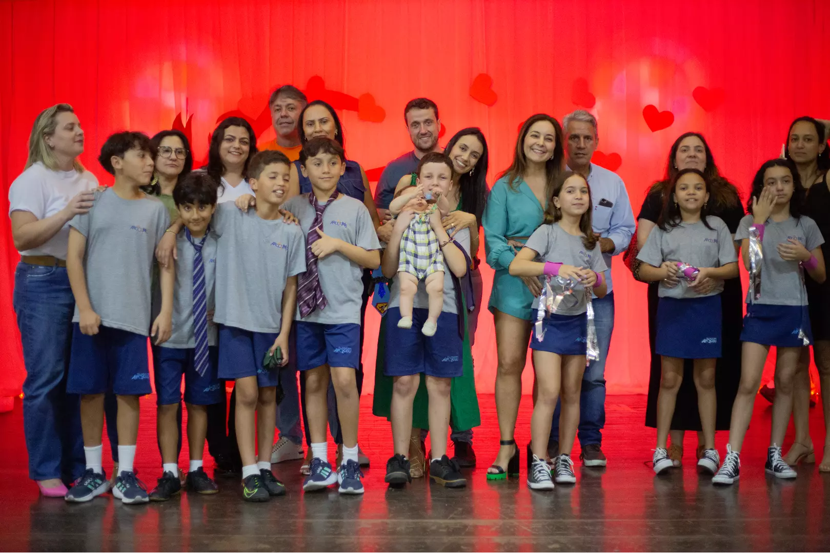 'Dia da Família' do Núcleo de Ensino Arco-Íris é marcado por apresentações e muita emoção