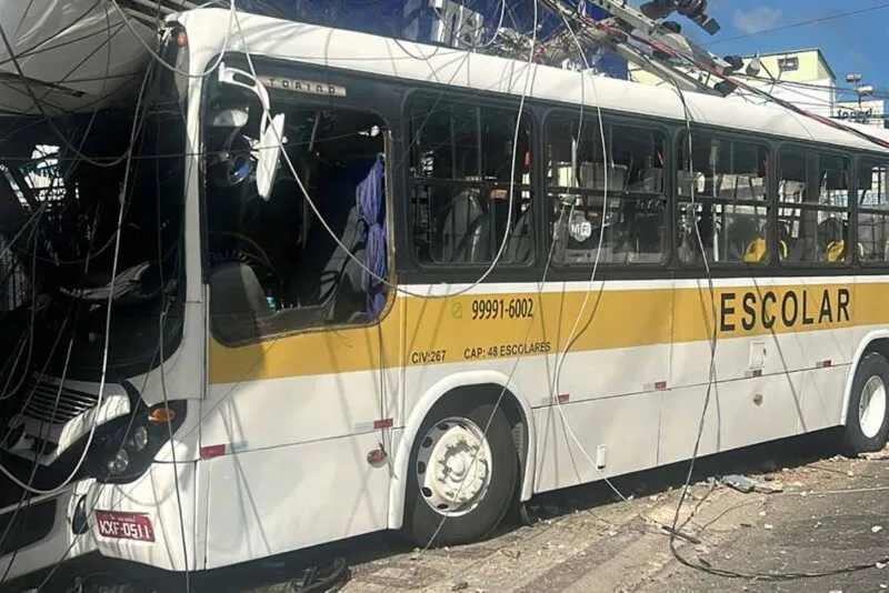 Ônibus escolar bate em poste na Avenida JK, em Juiz de Fora, e motorista é socorrido com infarto