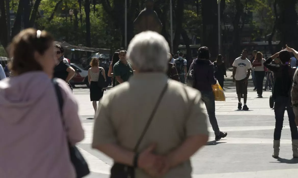 Minas Gerais está mais velha e mais feminina, aponta IBGE