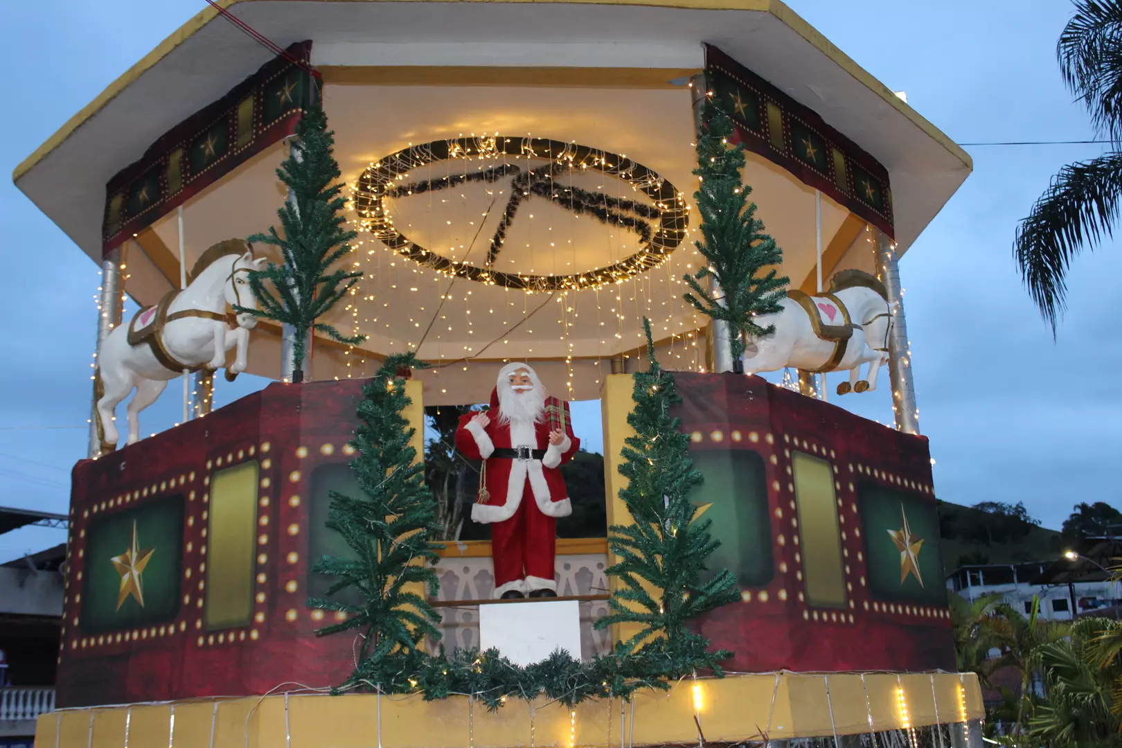 Chegada do Papai Noel e inauguração das luzes de Natal encantam moradores de Oliveira Fortes