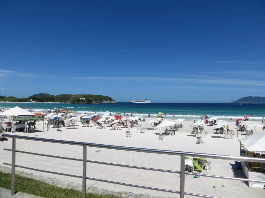 Turista é espancado até a morte após desentendimento com barraqueiros na Praia do Forte em Cabo Frio