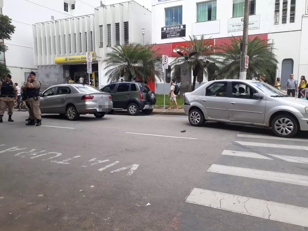 Mulher passa mal ao volante e bate em carro na Avenida Getúlio Vargas -  Portal 14B - Rede Municipal de Jornalismo