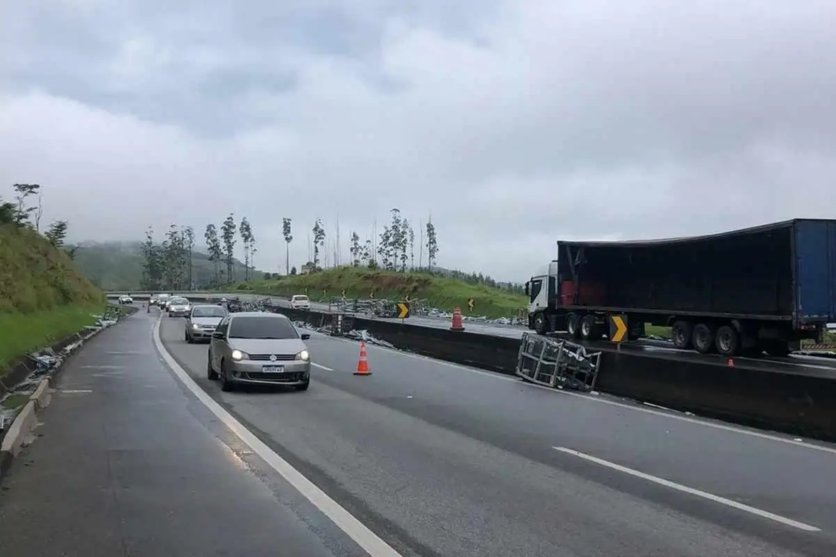 Carreta carregada com metais tomba na BR 040; motociclista é atingida