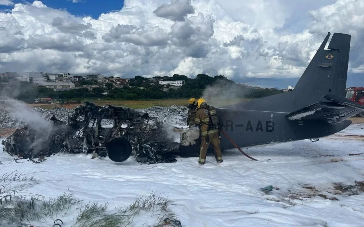 Queda de avião no aeroporto da Pampulha mata duas pessoas carbonizadas