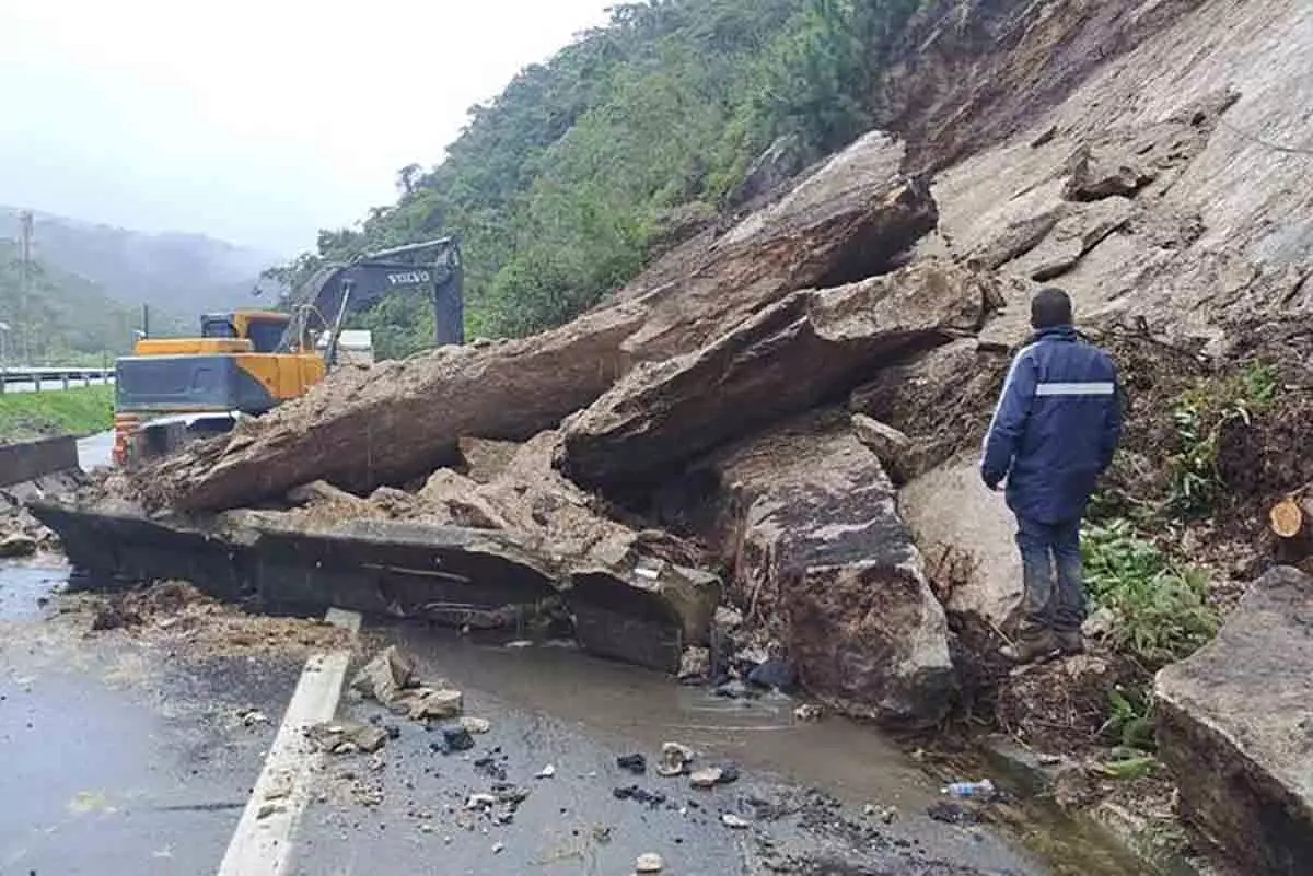 Trechos da BR-040 continuam interditados após fim de semana com mais de 50 ocorrências na Serra de Petrópolis