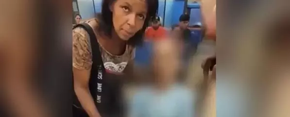 Vídeo: mulher leva morto em cadeira de rodas para sacar empréstimo de R$ 17 mil