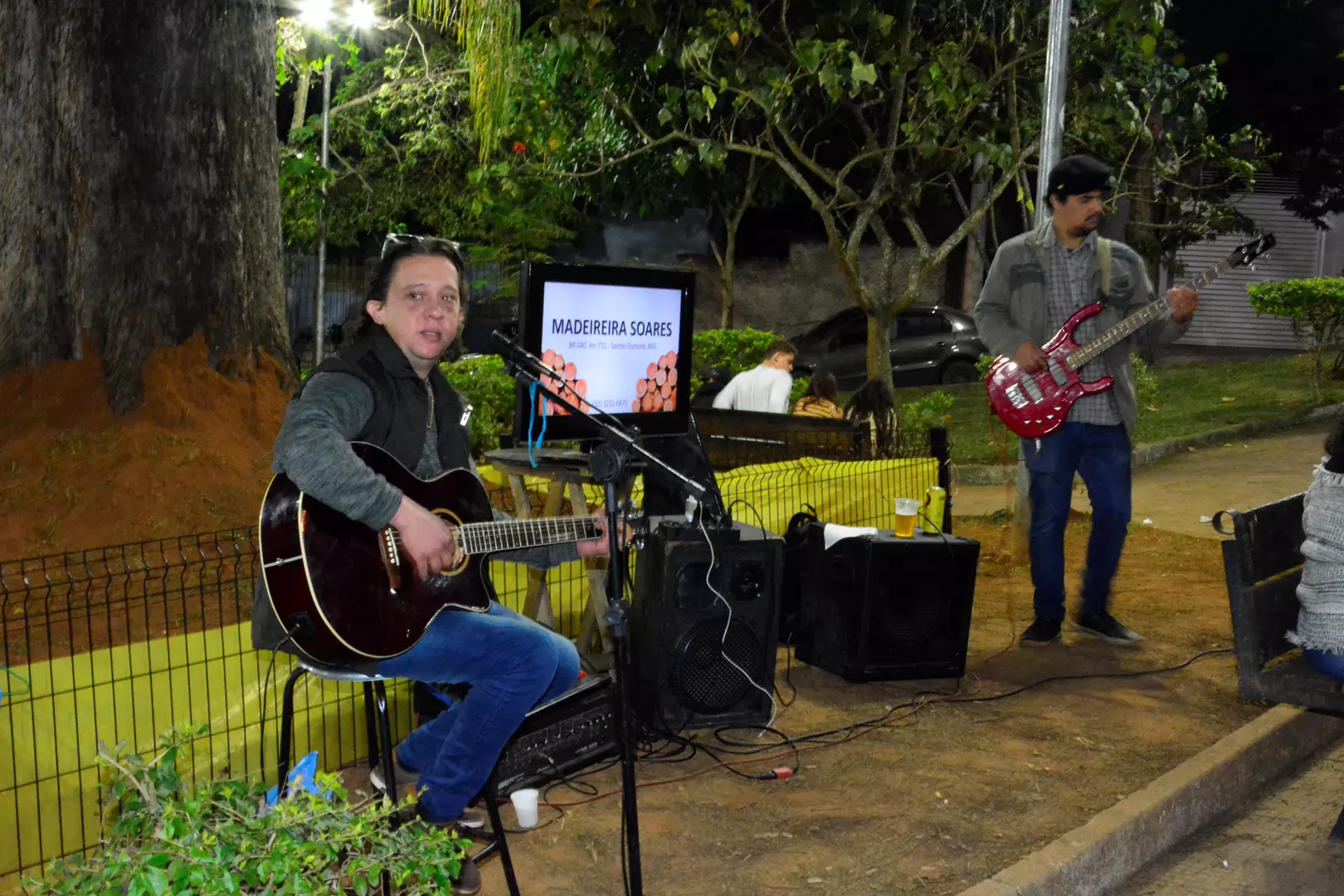 Vídeo: sucessos dos anos 80 a 2000 embalam público na Praça Bias Fortes em Santos Dumont